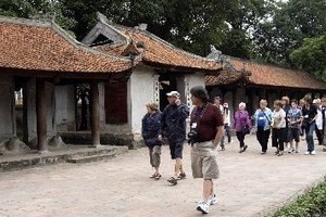 Foreign tourists visit the Temple of Literature (Van Mieu) in Hanoi (Photo: VNA)